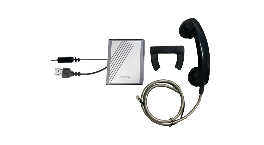 Telefone preto com cabo de metal prateado e aparelho com saída para dois cabos sendo um deles um cabo USB.