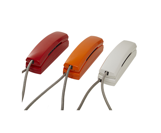 Três telefones fixos iguais com cabo de metal prateado, mudando apenas a cor. Da esquerda para a direita: vermelho, laranja e branco.