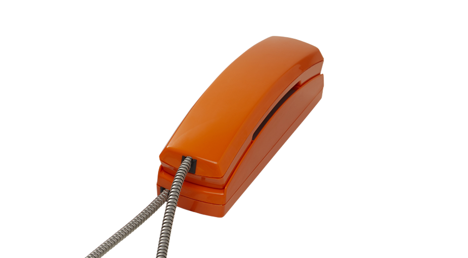 Telefone fixo laranja com cabo de metal prata.