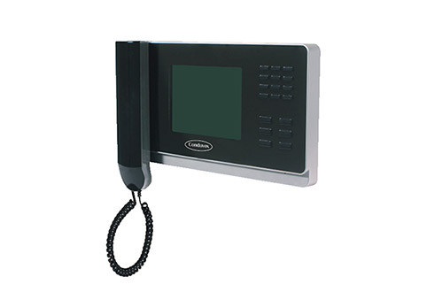 Interfone com monitor preto, com tela, números para discagem e telefone com fio conectado.