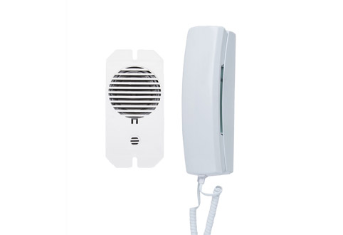 Kit de interfone com dois objetos, um na parede com microfone e auto falante e o outro em forma de telefone com fio todo branco.