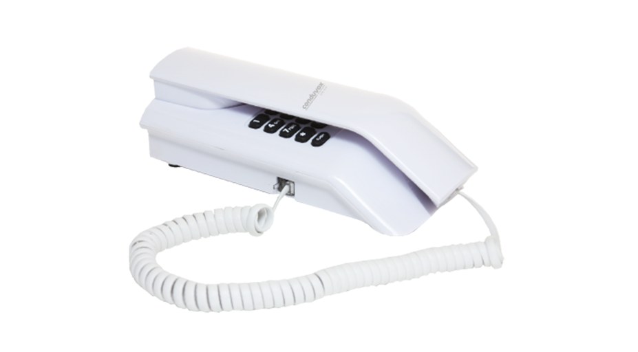 Telefone fixo branco, com fio branco e números de discagem pretos.